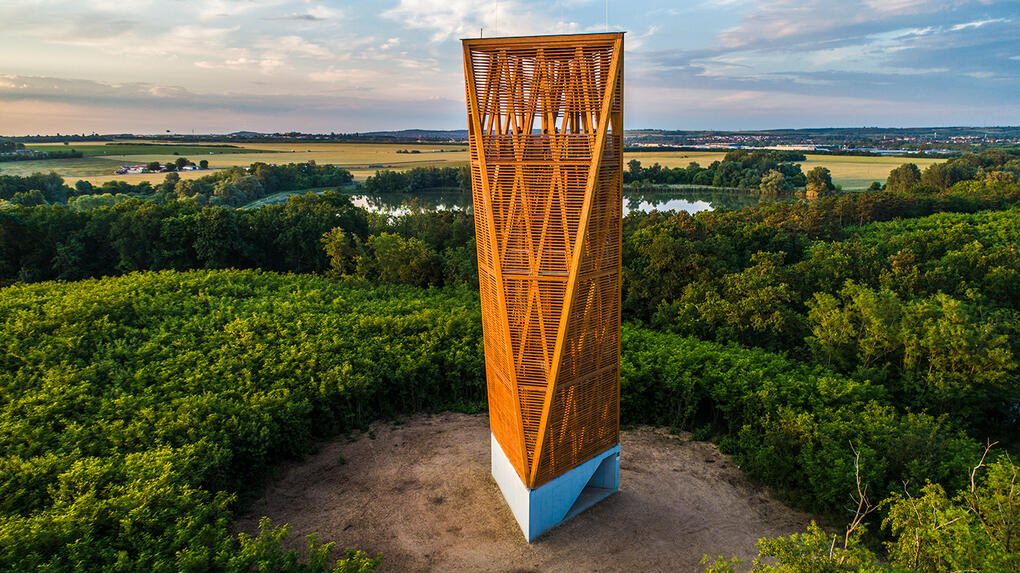 📍 Naplás-tó Lookout Tower Egy eldugott park a Gellért-hegy oldalában, ahol filozófusok szobrai között sétálhatsz, lenyűgöző kilátással a városra.