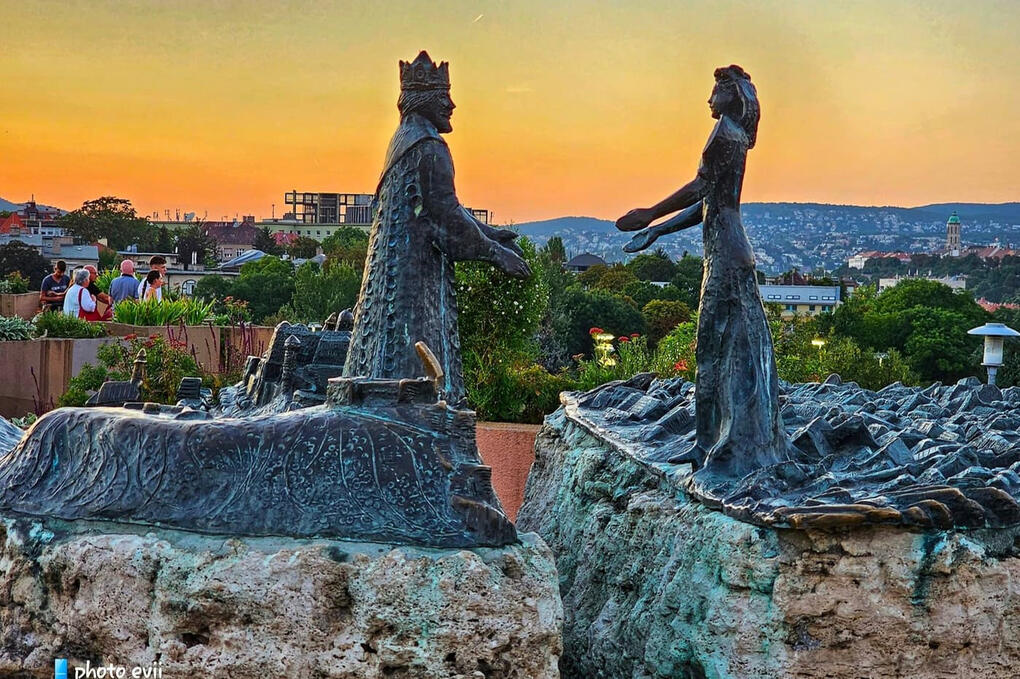 📍 Filozófusok kertje Egy eldugott park a Gellért-hegy oldalában, ahol filozófusok szobrai között sétálhatsz, lenyűgöző kilátással a városra.