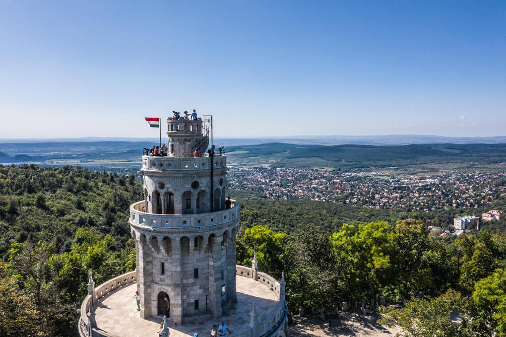 📍 Elisabeth Lookout The city’s highest viewpoint—bask in Budapest’s dazzling lights after sunset.