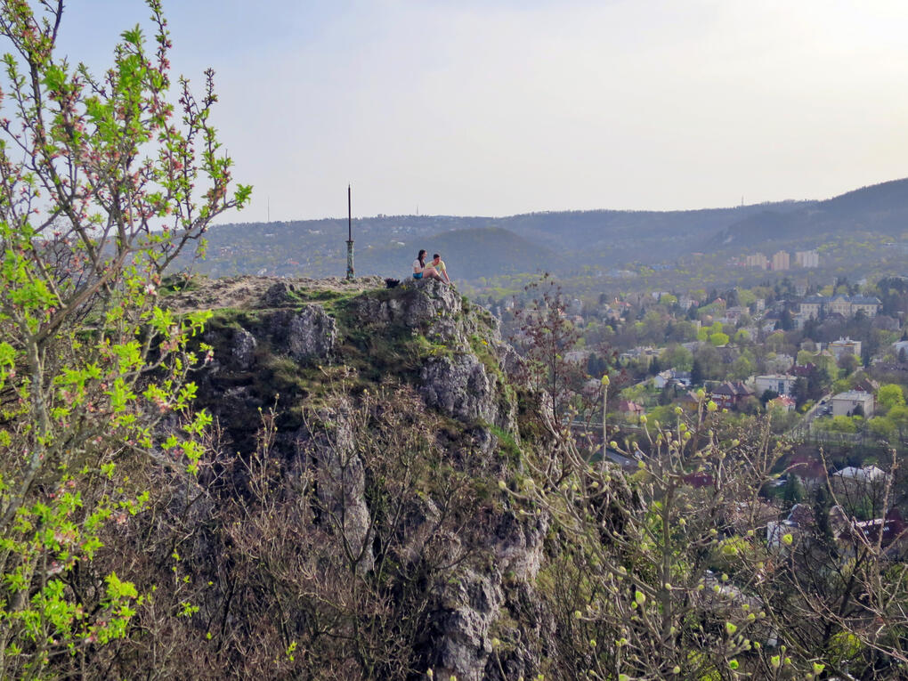 📍 Apáthy Rock Egy eldugott park a Gellért-hegy oldalában, ahol filozófusok szobrai között sétálhatsz, lenyűgöző kilátással a városra.