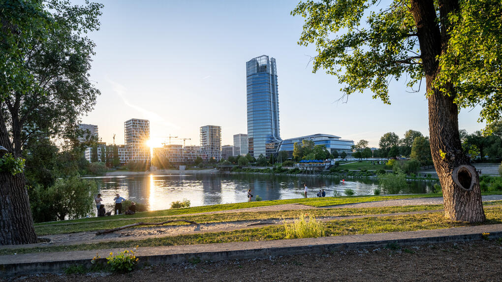 📍 Kopaszi Dam A peaceful riverside promenade on the southern bank of the Danube, lined with cozy cafés, modern architecture, and lush green lawns. Perfect for laid-back afternoons, picnics, and romantic strolls by the water.