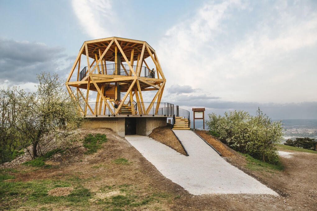 📍 Guckler Károly Lookout A modern wooden lookout tower on Hármashatár Hill, offering sweeping views over Budapest and the surrounding forests. A quiet hike rewards you with one of the city’s best panoramic spots.